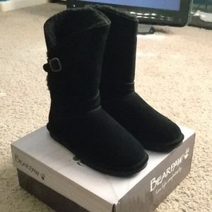 Brand new still in the box size 9 women's bearpaws